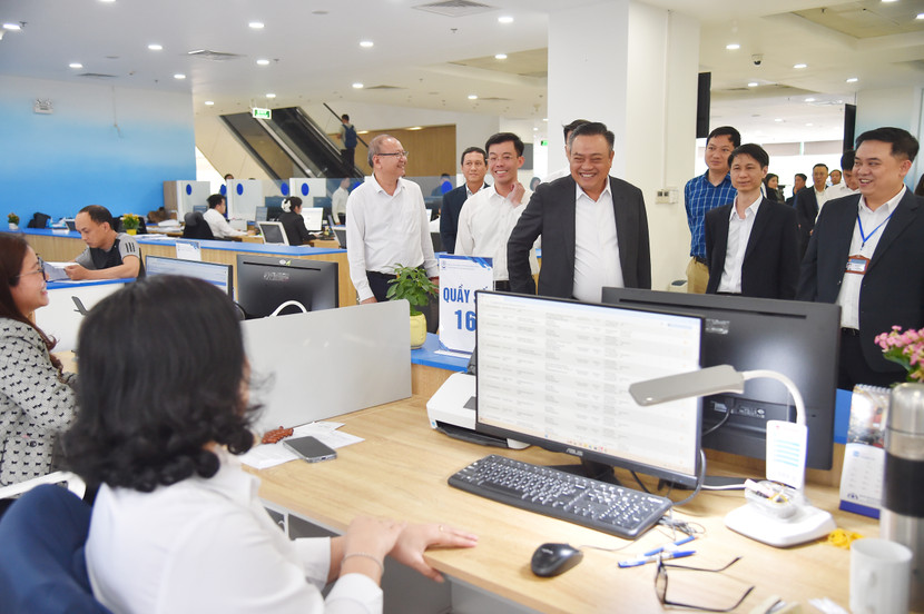 Chủ tịch UBND TP Hà Nội Trần Sỹ Thanh hỏi thăm cán bộ tiếp nhận hồ sơ thủ tục thuộc thẩm quyền các sở tại chi nhánh số 1 Trung tâm phục vụ hành chính công TP Hà Nội Chủ tịch UBND TP Hà Nội Trần Sỹ Thanh hỏi thăm cán bộ tiếp nhận hồ sơ thủ tục thuộc thẩm quyền các sở tại chi nhánh số 1 Trung tâm phục vụ hành chính công TP Hà Nội