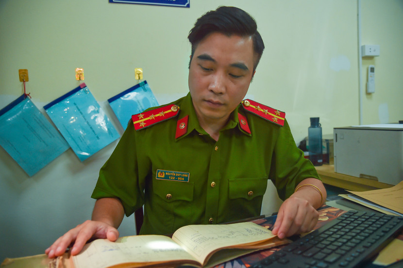 Đại uý Nguyễn Duy Long cho biết: "Với thông tin ít ỏi và chỉ một cái tên Chu Nghiêm, chúng tôi đã lục tìm từ tàng thư đến dữ liệu dân cư. Tia sáng đã hé mở khi qua dữ liệu dân cư, chúng tôi tìm được bác Chu Nghiêm với những đặc điểm thời gian trùng khớp...".