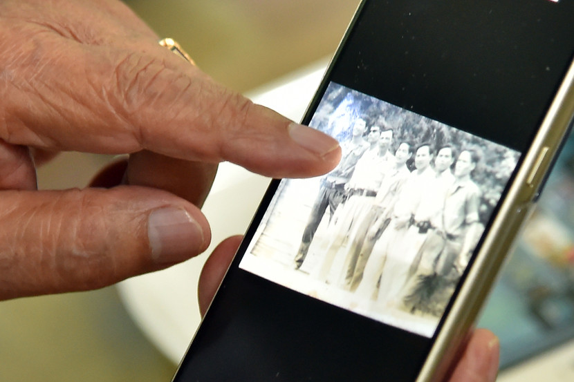 Ông cũng lưu giữ từng bức ảnh những đồng đội, người thân đã từng đi tìm con với ông. "Đi đến đâu tôi cũng được các đồng đội trong lực lượng Công an giúp đỡ nhiệt tình. Nhiều năm không có kết quả bởi đầu mối thông tin quá ít, tôi cũng chưa bao giờ nản lòng..." - ông nói.