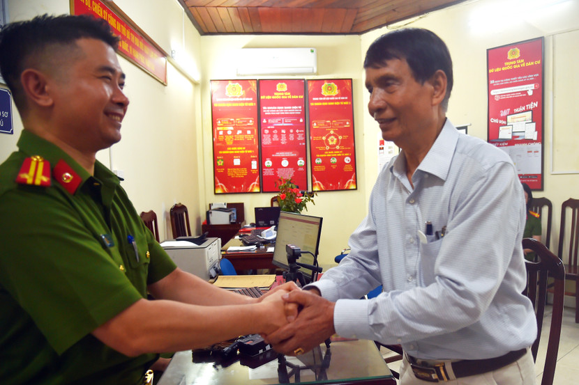 Chuyện cứ thế trôi đi, bỗng gần đây, ông Chu Nghiêm nhận được điện thoại của CAP Cửa Nam (Hoàn Kiếm) về việc có người đi tìm cha có thông tin như ông... Ông vội đến phường xác nhận thông tin, gặp chị Thủy. Dù thông tin quá ít, nhưng ông cảm giác tìm được con mình đây rồi...