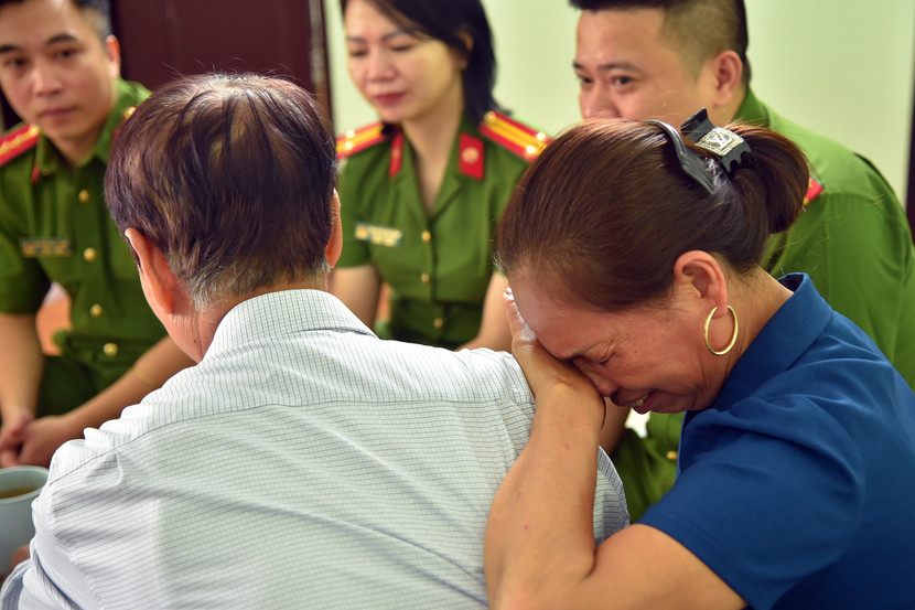 Bà Nguyễn Thị Thuỷ (tên trước khi thất lạc là Chu Thị Tuyết Mai) nhiều lần ôm lấy vai cha khóc khi nhớ lại những ngày tháng đã qua...