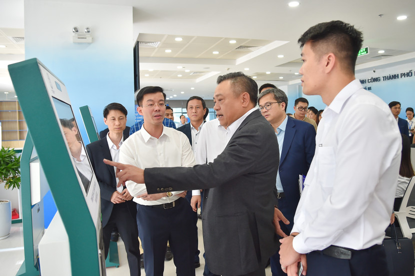 Chủ tịch UBND TP Hà Nội trải nghiệm các trang thiết bị hiện đại phục vụ người dân tại chi nhánh số 1 của Trung tâm phục vụ hành chính công TP Hà Nội Chủ tịch UBND TP Hà Nội trải nghiệm các trang thiết bị hiện đại phục vụ người dân tại chi nhánh số 1 của Trung tâm phục vụ hành chính công TP Hà Nội