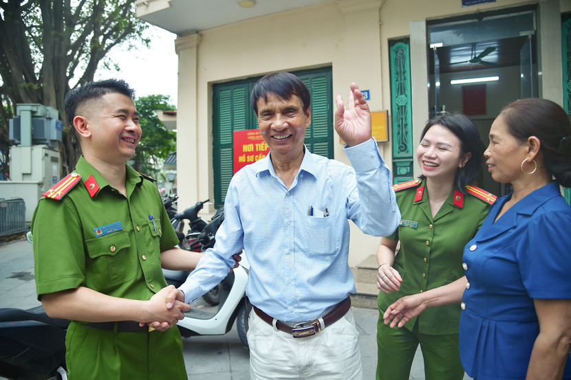 Ông Chu Nghiêm và con gái hạnh phúc bên những cán bộ, chiến sỹ Công an Thủ đô đã dùng công nghệ làm cầu nối, giúp gia đình đoàn tụ sau 58 năm đằng đẵng... Hôm nay, chắc chắn ông sẽ có sinh nhật đặc biệt nhất trong đời.