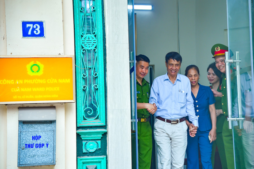 "CAP Cửa Nam mời bác Chu Nghiêm đến phường gặp chị Thủy, và khi có kết quả ADN xác nhận chị chính là con gái bác, chúng tôi cảm thấy vô cùng hạnh phúc. Đúng là chuyện khó tin! Công nghệ có thể chạm tới trái tim", chỉ huy CAP Cửa Nam chia sẻ.