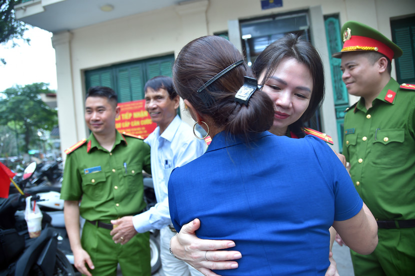 Những cái ôm hạnh phúc giữa những con người, giữa đồng chí, đồng đội. Hình ảnh thật đẹp trong Ngày kỷ niệm 50 năm Giải phóng niềm Nam, thống nhất đất nước...