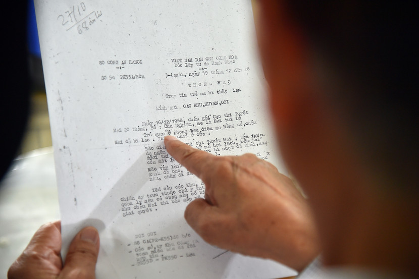 Ông Nghiêm run run chỉ vào tờ thông báo của CATP Hà Nội ngày 19-12-1968 về việc truy tìm trẻ em thất lạc là con gái Chu Thị Tuyết Mai của ông.