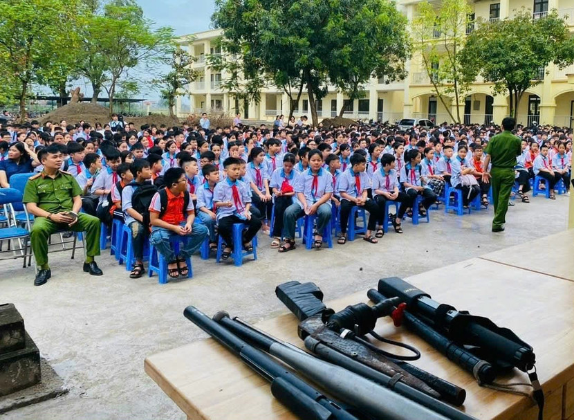 CATP Hà Nội tuyên truyền Luật vũ khí, vật liệu nổ cho giáo viên và học sinh