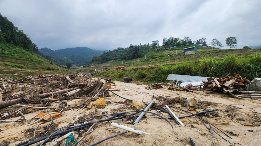 Sân chơi của các em học sinh Trường Phổ thông dân tộc Bán trú Tiểu học và Trung học cơ sở Trung Lèng Hồ giờ chỉ còn đất đá