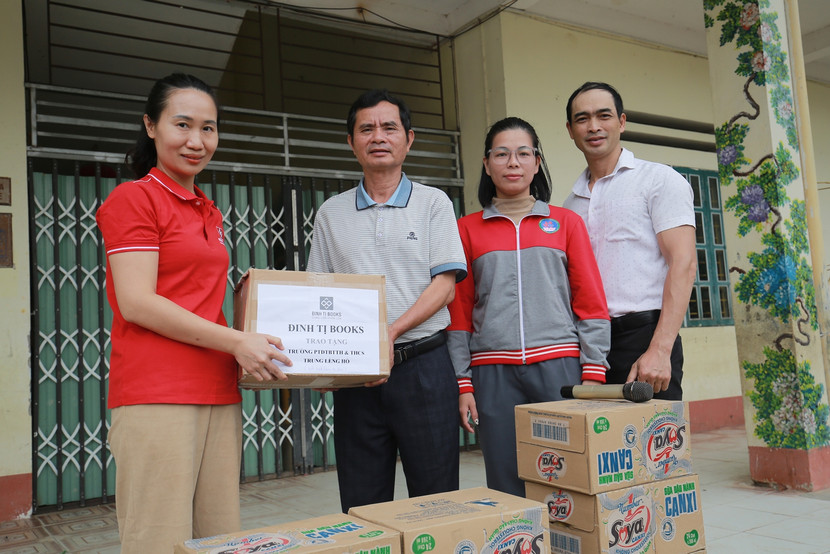 Bà Phạm Thanh Hương - Giám đốc Marketing Đinh Tị Books tặng những cuốn sách hay đến với thầy cô nhà trường