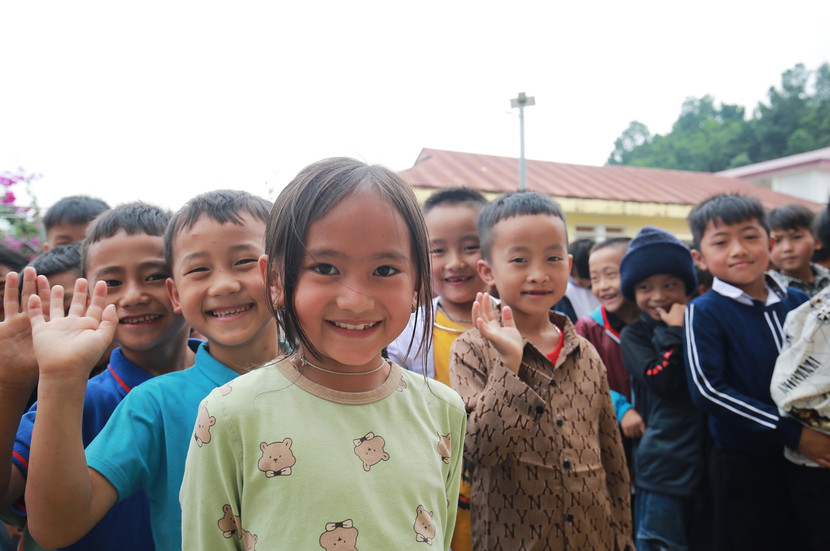 Nụ cười của trẻ em ở Trung Lèng Hồ