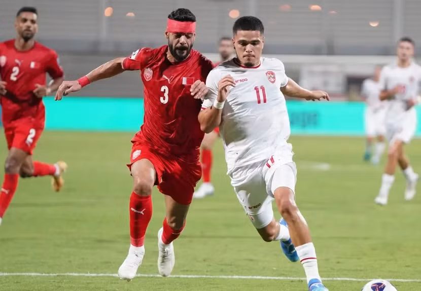 Indonesia (áo trắng) để Bahrain cầm hòa phút 90+9
