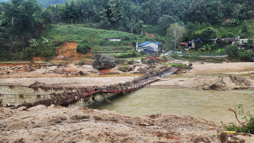 Đường lên Trung Lèng Hồ còn ngổn ngang sau bão lũ