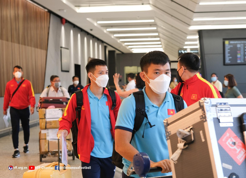 Các cầu thủ làm thủ tục check in khách sạn Các cầu thủ làm thủ tục check in khách sạn