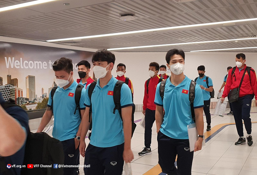 ĐT Việt Nam đặt chân đến Australia và mất hơn 1 tiếng để nhập cảnh (Ảnh: VFF) ĐT Việt Nam đặt chân đến Australia và mất hơn 1 tiếng để nhập cảnh (Ảnh: VFF)