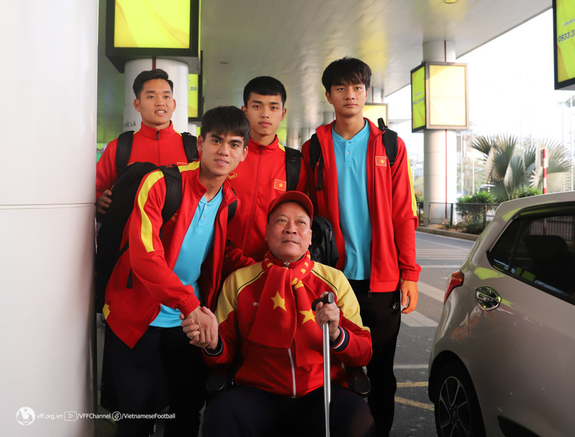 Đội U20 Việt Nam chụp lưu niệm cùng CĐV nhiệt thành Đinh Anh Tuấn (Ảnh: VFF) Đội U20 Việt Nam chụp lưu niệm cùng CĐV nhiệt thành Đinh Anh Tuấn (Ảnh: VFF)