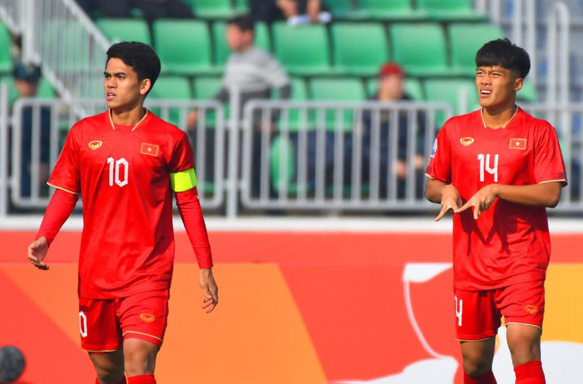 Khuất Văn Khang (trái) cùng đồng đội có khởi đầu tốt ở giải U20 châu Á Khuất Văn Khang (trái) cùng đồng đội có khởi đầu tốt ở giải U20 châu Á
