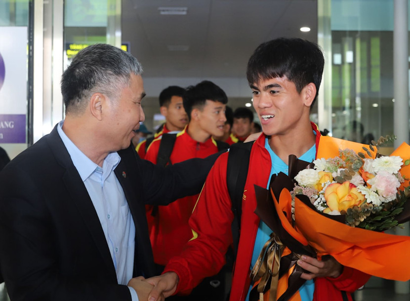 Khuất Văn Khang (phải) và đồng đội U20 Việt Nam đã về tới Hà Nội (Ảnh: VFF) Khuất Văn Khang (phải) và đồng đội U20 Việt Nam đã về tới Hà Nội (Ảnh: VFF)