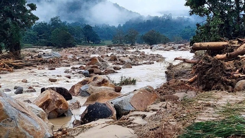 Đất đá theo lũ quét tràn về