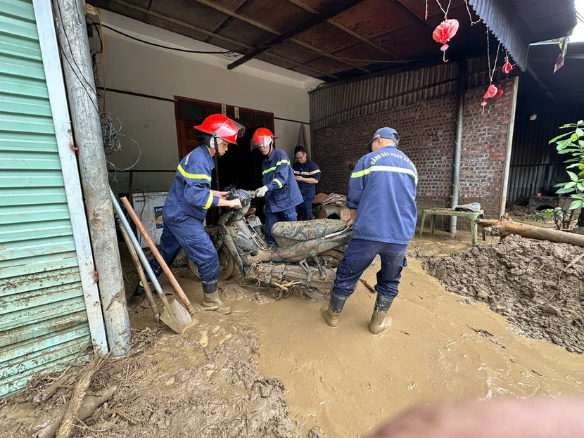 Lực lượng chức năng đang giúp đỡ các hộ dân bị ảnh hưởng