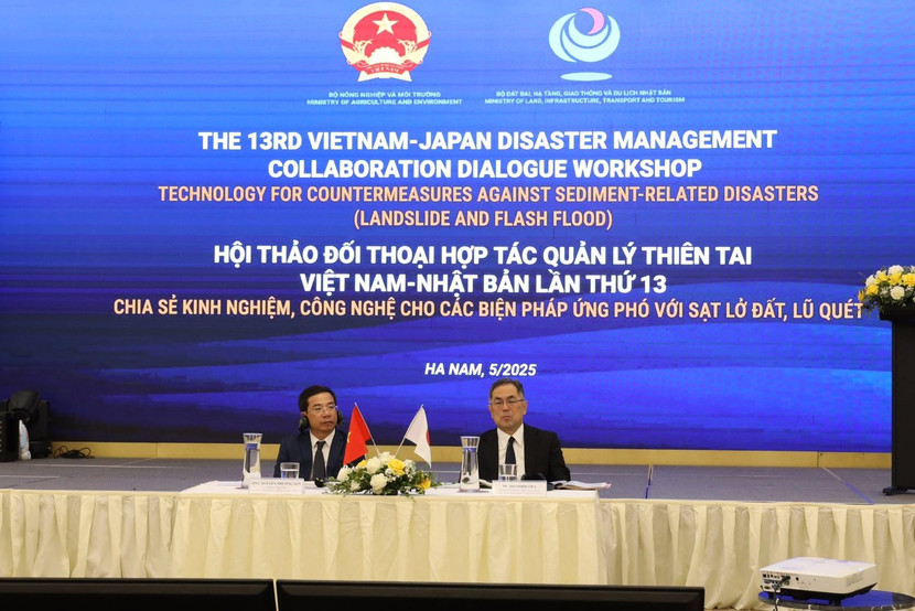 Ông Nguyễn Trường Sơn, Phó Cục trưởng Cục Quản lý đê điều và Phòng, chống thiên tai và Ông Shin Ishikawa, Thư ký Bộ trưởng - Bộ Đất đai, Hạ tầng, Giao thông và Du lịch Nhật Bản chủ trì Hội thảo Ông Nguyễn Trường Sơn, Phó Cục trưởng Cục Quản lý đê điều và Phòng, chống thiên tai và Ông Shin Ishikawa, Thư ký Bộ trưởng - Bộ Đất đai, Hạ tầng, Giao thông và Du lịch Nhật Bản chủ trì Hội thảo