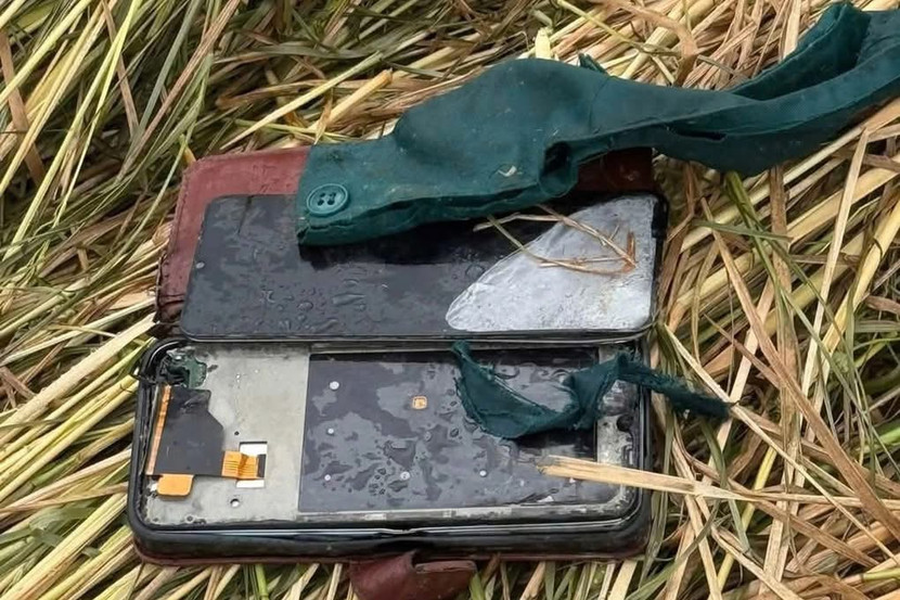 Chiếc điện thoại của nạn nhân bị hư hỏng do sét đánh trúng