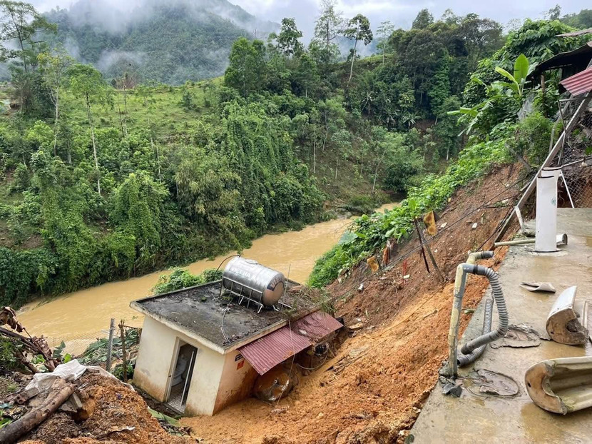 Tại một số địa phương nhà dân bị sạt lở do nước lũ Tại một số địa phương nhà dân bị sạt lở do nước lũ