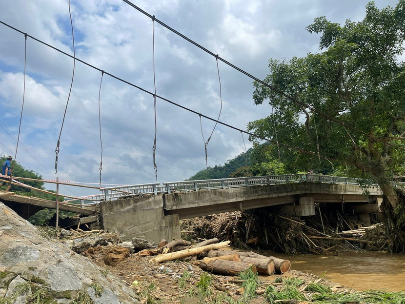 Các công trình cầu đường... bị hư hỏng