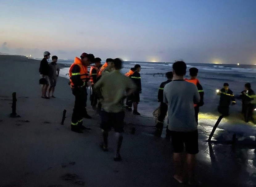 Do trời tối nên lực lượng chức năng gặp khó khăn trong công tác tìm kiếm các nạn nhân mất tích