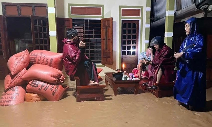 Người dân vất vả di dời tài sản cả đêm Người dân vất vả di dời tài sản cả đêm