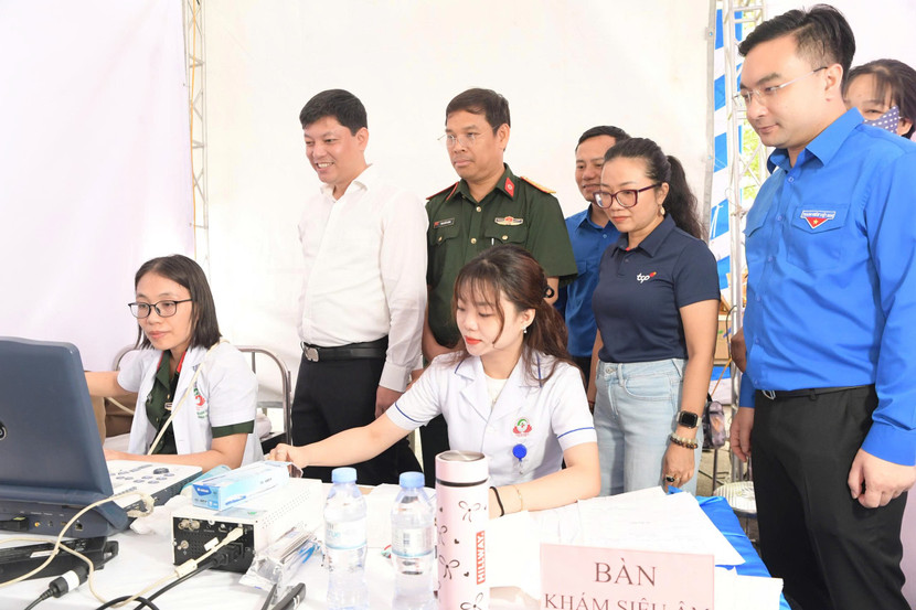 Hơn 1.000 thanh niên công nhân được khám, phát thuốc miễn phí tại Nghệ An