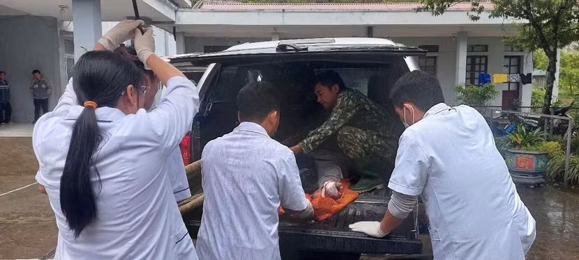 Những người bị thương được đưa đi cấp cứu