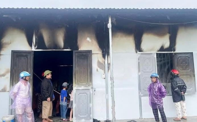 Ngôi nhà bị sét đánh trúng