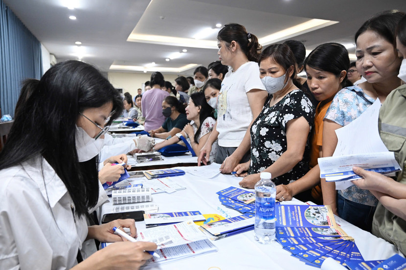 Các bác sỹ trẻ khám bệnh cho người dân tại Hưng Yên