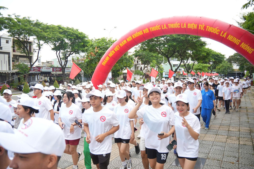 Thanh niên chạy hưởng ứng tuyên truyền Ngày Thế giới không thuốc lá