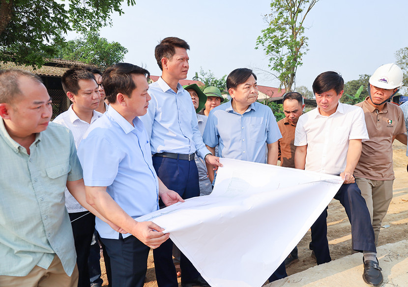 Đoàn công tác do Thứ trưởng Bộ NN và MT dẫn đầu kiểm tra công trình kè chống sạt lở bờ sông Hồng trị giá 380 tỷ đồng tại Yên Bái