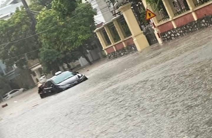 Phương tiện di chuyển khó khăn trong làn nước sâu của các tuyến phố Phương tiện di chuyển khó khăn trong làn nước sâu của các tuyến phố