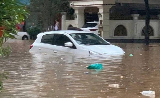 Rất nhiều phương tiện bị chết máy... Rất nhiều phương tiện bị chết máy...