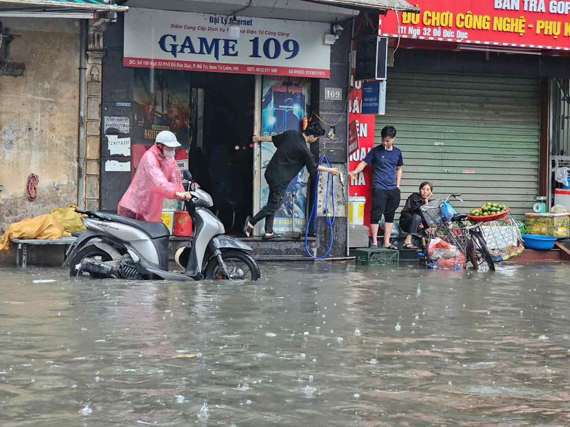 Khu vực Mễ Trì, Nam Từ Liêm, Hà Nội bị ngập sâu sau cơn mưa