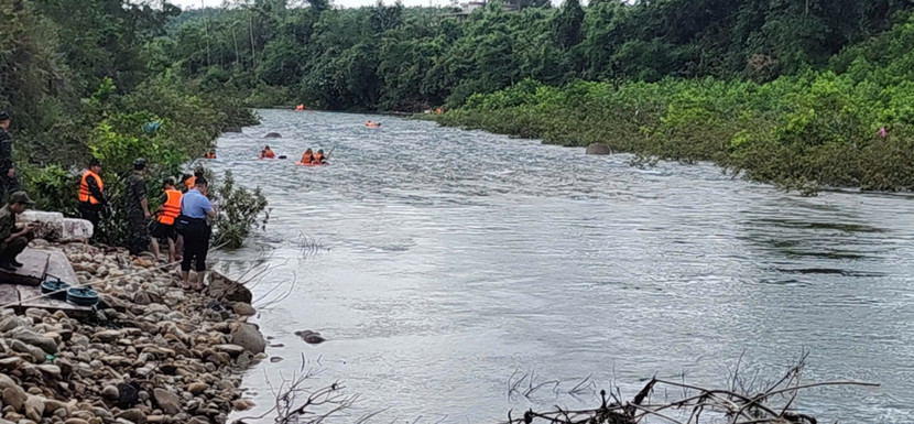 Lực lượng chức năng đang nỗ lực tìm kiếm các nạn nhân mất tích Lực lượng chức năng đang nỗ lực tìm kiếm các nạn nhân mất tích