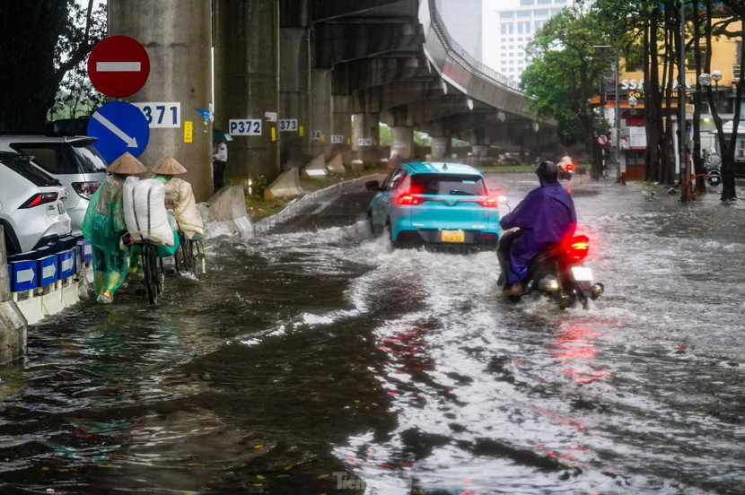 Các khu vực bị ngập khiến giao thông đi lại khó khăn hơn