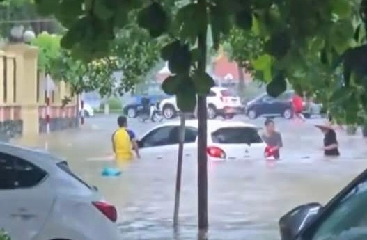 Nhiều tuyến đường đã bị úng ngập cục bộ, gây ách tắc giao thông tại thành phố Tuyên Quang Nhiều tuyến đường đã bị úng ngập cục bộ, gây ách tắc giao thông tại thành phố Tuyên Quang