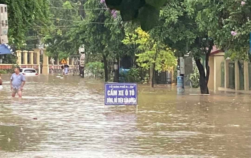 Mưa lớn gây ngập úng khiến người dân nhiều địa phương ở Tuyên Quang gặp khó khăn Mưa lớn gây ngập úng khiến người dân nhiều địa phương ở Tuyên Quang gặp khó khăn