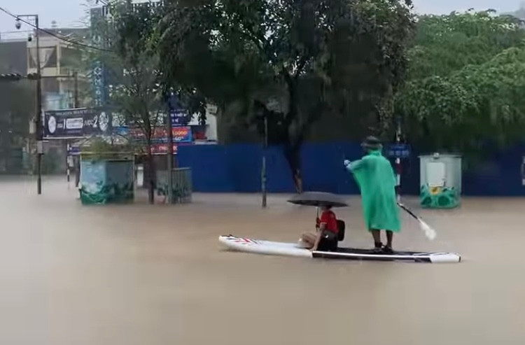 Một số người dân dùng thuyền phao di chuyển