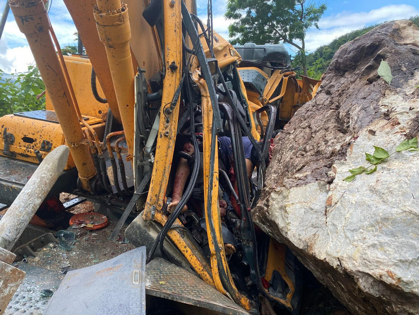 Một hòn đá rơi trúng máy xúc bên dưới