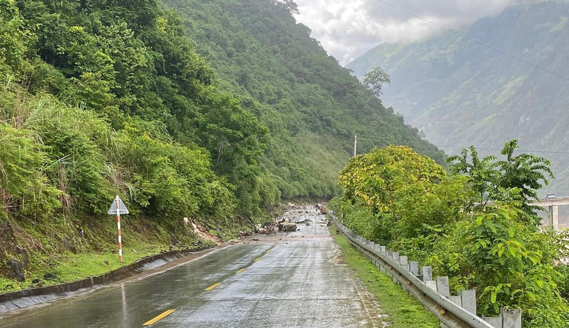 Nhiều hòn đá còn nằm vương vãi trên QL12