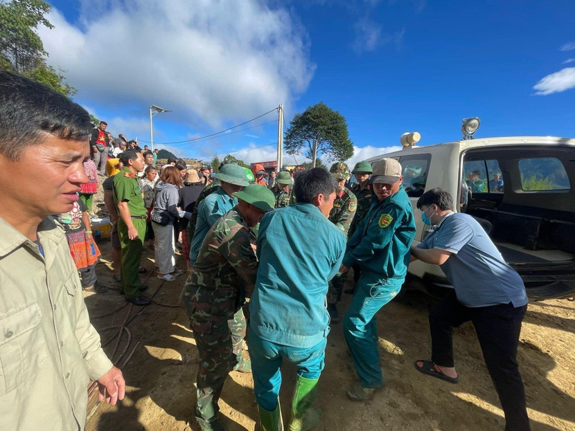 Khoảng 300 người được huy động tìm kiếm nạn nhân bị vùi lấp