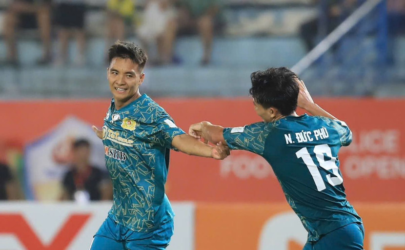 ... và lên ngôi vô địch một cách xứng đáng