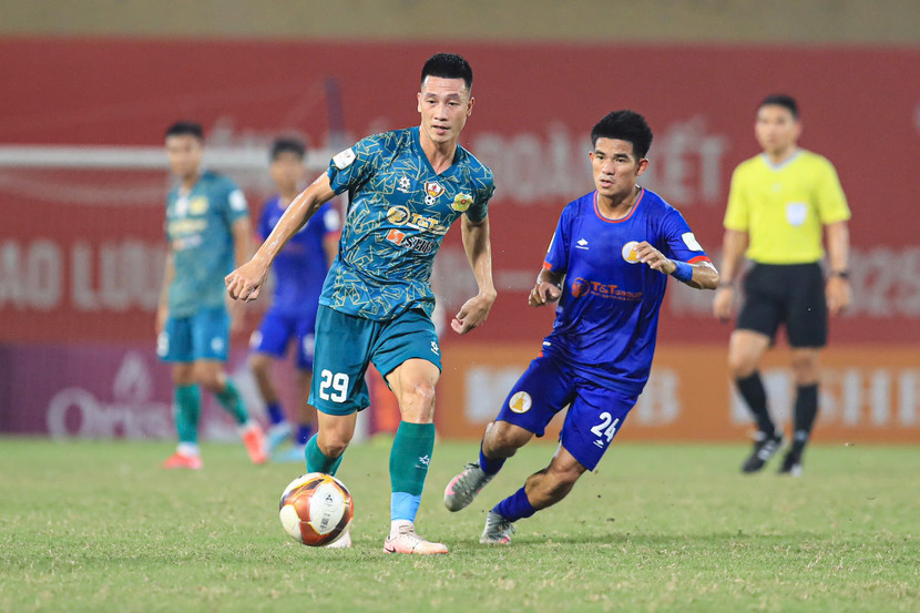 Đội CAND Việt Nam II (trái) chơi ấn tượng ở chung kết...