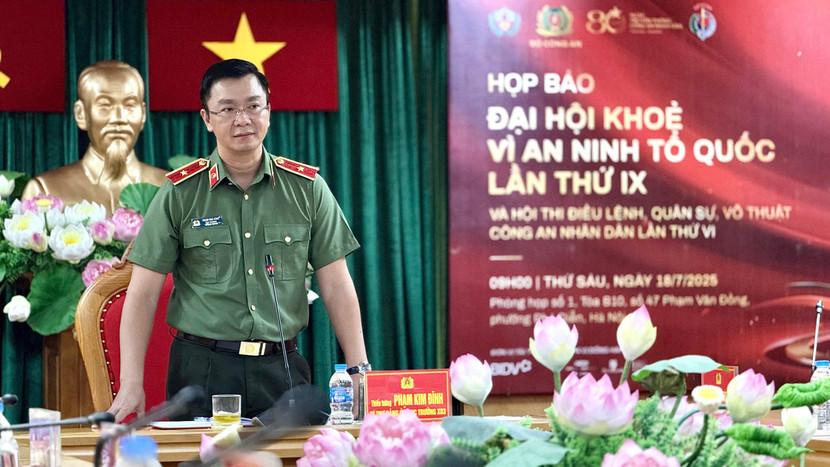 Thiếu tướng Phạm Kim Đĩnh - Cục trưởng Cục Công tác chính trị Bộ Công an chủ trì họp báo