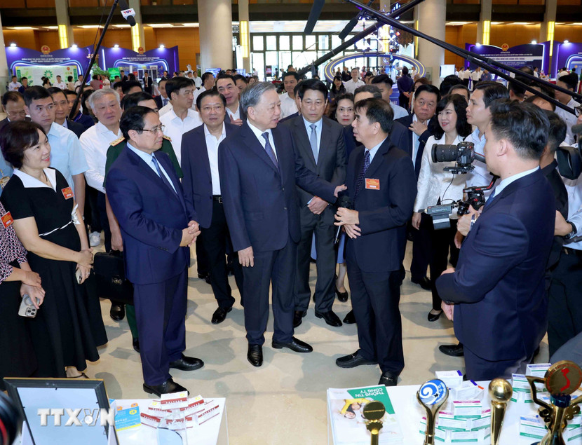 Tổng Bí thư Tô Lâm và các đồng chí lãnh đạo Đảng, Nhà nước tham quan triển lãm “Những thành tựu nổi bật trong ngành y tế và giáo dục" Tổng Bí thư Tô Lâm và các đồng chí lãnh đạo Đảng, Nhà nước tham quan triển lãm “Những thành tựu nổi bật trong ngành y tế và giáo dục"